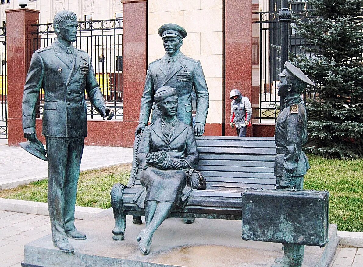 В каком городе установлен памятник героям. Памятник офицеры на фрунзенской набережной. памятник фильму офицеры в москве. памятник офицерам в москве на фрунзенской.
