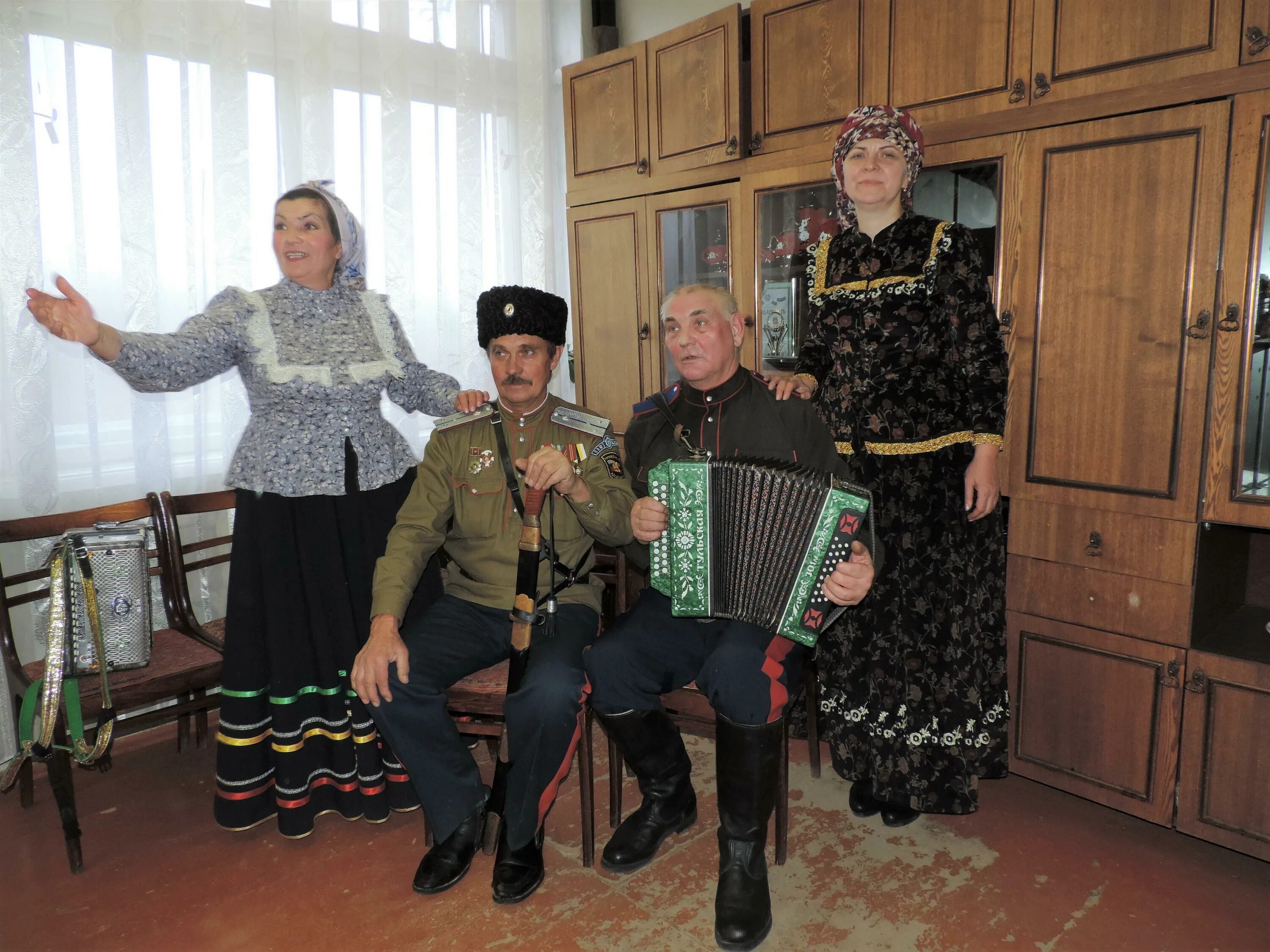 Гармонь кубанских казаков. Донские казаки гуляют. Иловлинский казачий конный завод. Костюмы забайкальских казаков. Донские казаки гуляют.