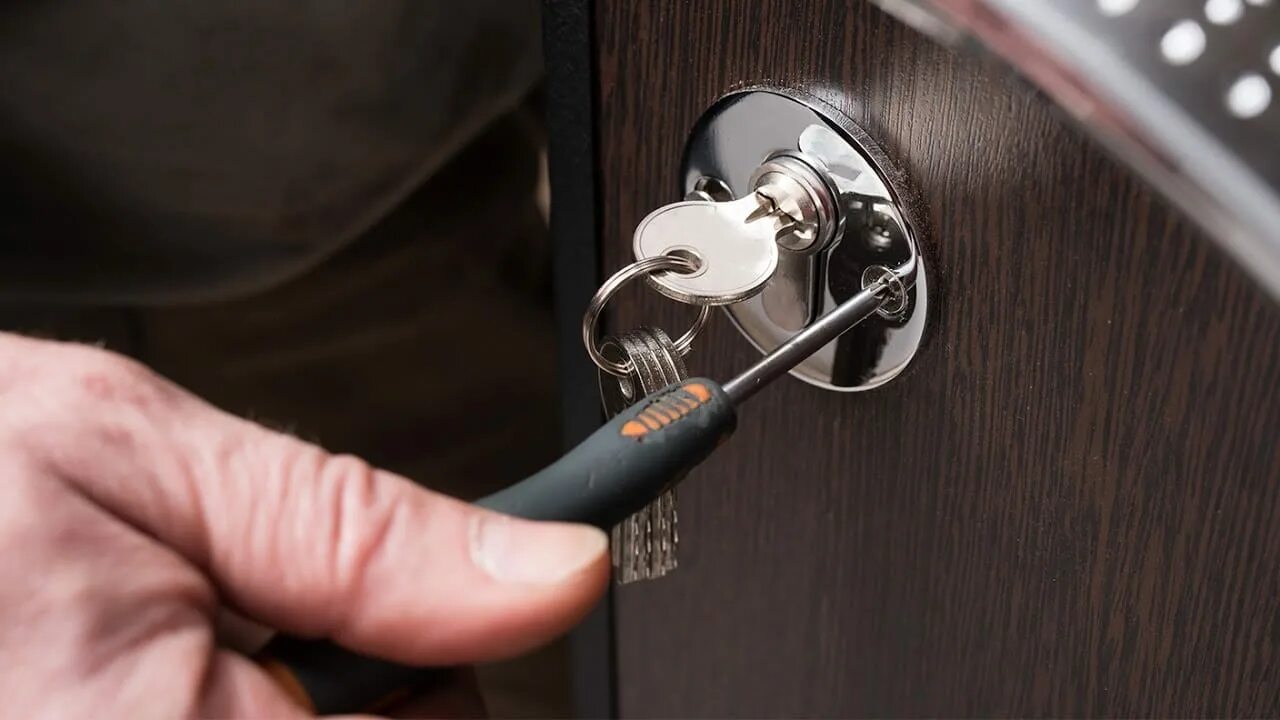 Открыть замок быстро. Дверной замок master lock. установщик дверных замков. вскрытие замков. вскрытие замка в входной двери.