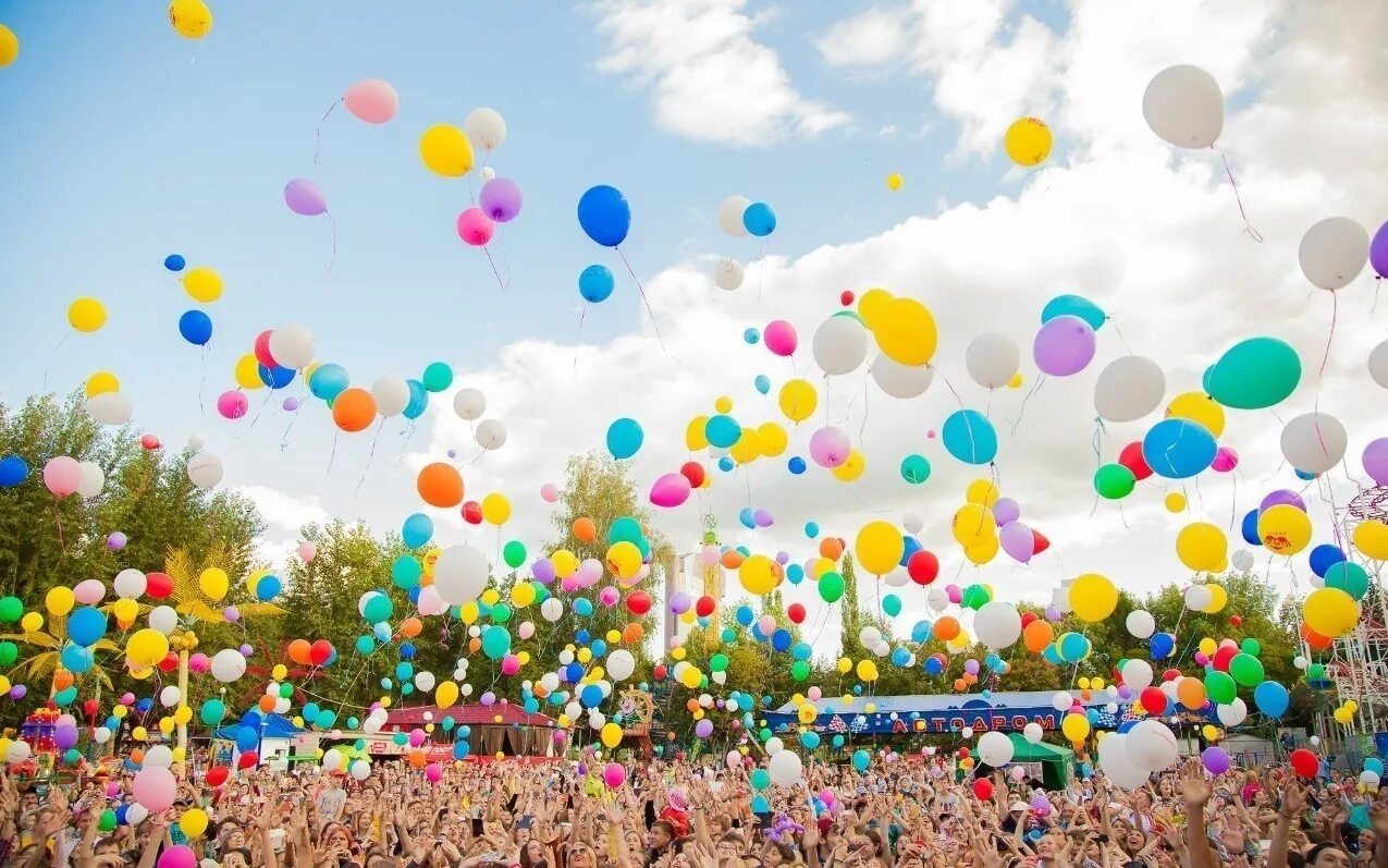 Много праздников в 1 день. Праздник. Яркие воздушные шары. Праздничные шарики. Воздушный шарик.