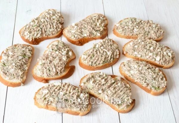 Бутерброды с сайрой консервой и яйцом. Горячие бутерброды в духовке с сайрой. Бутерброды с сайрой консервой. Горячие бутерброды с сайрой. Бутерброды с консервированной сайрой.