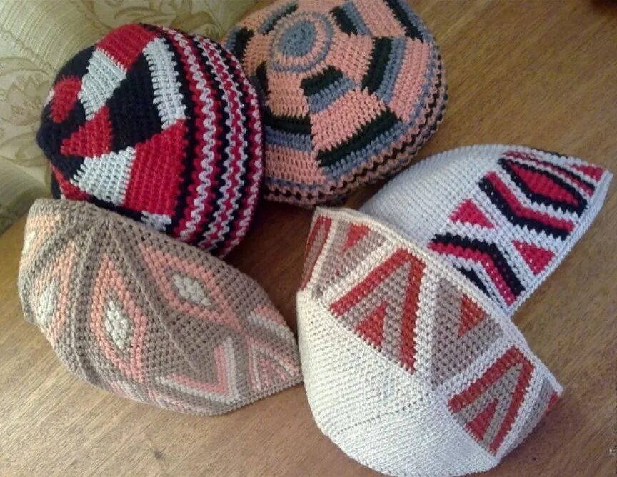 Шапочка летняя мужская. Тюбетейка куфи. Вязаные тюбетейки для мужчин. Шапка тюбетейка bottega veneta. Мужская шапка тюбитейкакрючком.