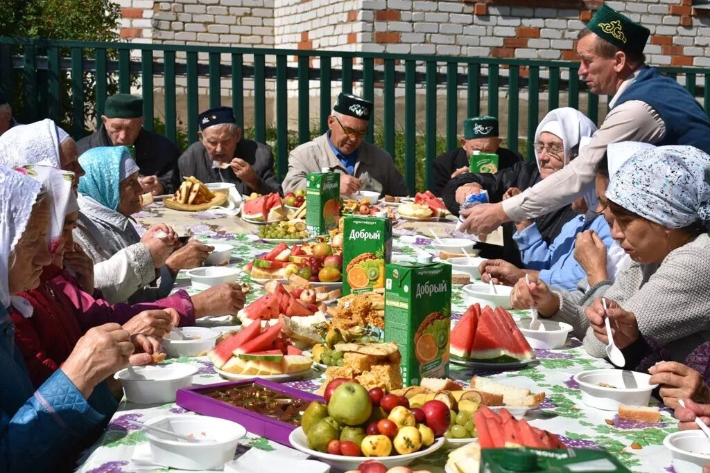 Что готовят на уразу. Татарский праздник Курбан-байрам. Татары на празднике Курбан. Праздник Курбан байрам у татар. Курбан байрам Башкирский праздник.