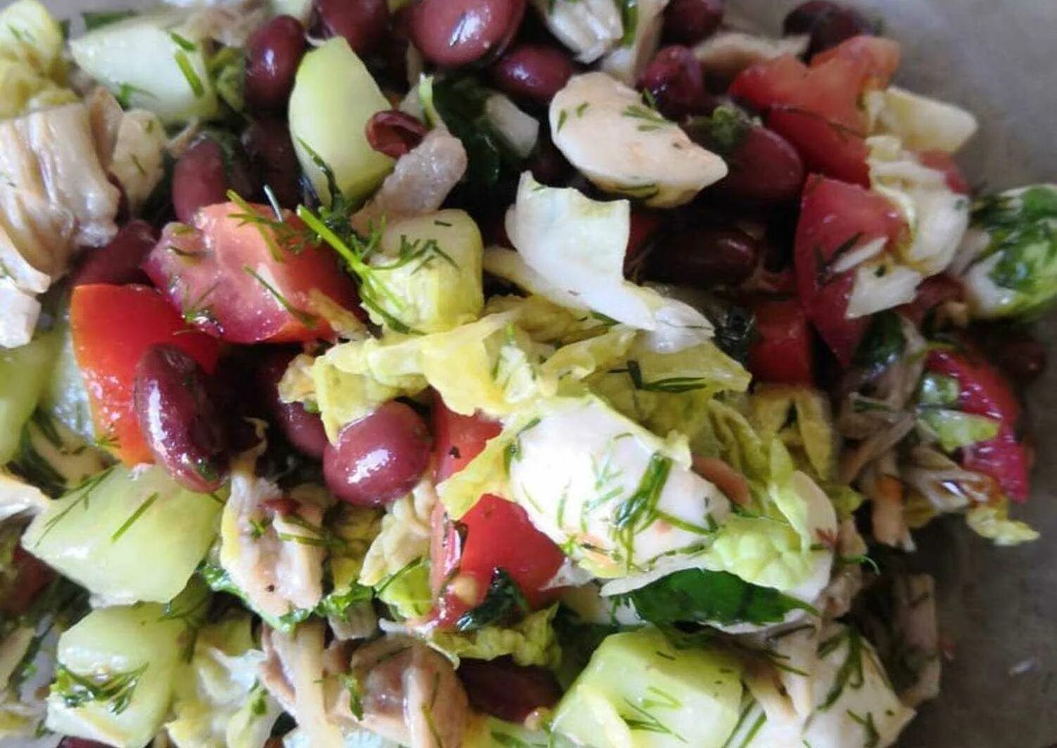 Фасоль и капустой и курицей. Пекинская капуста фасоль. салат с фасолью и пекинской капустой. салат с моцареллой и пекинской капустой. салат с капустой и фасолью.