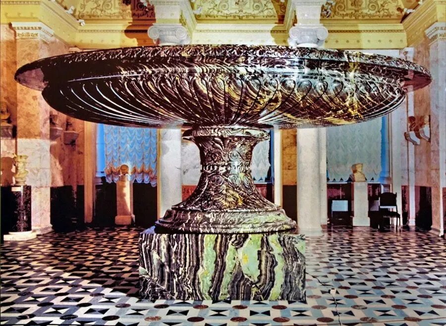 Ваза из уразовской яшмы. Малахитовая чаша в эрмитаже. Вазы эрмитажа. Малахитовые вазы в эрмитаже. Большая ваза императорский фарфоровый завод эрмитаж.