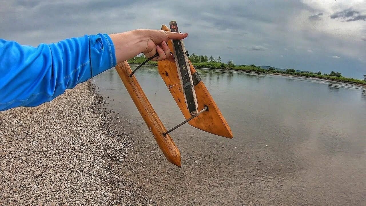 Рыболовный кораблик реверсивный. Реверсивный кораблик для рыбалки чертеж. Снасть кораблик для рыбалки на хариуса. Реверсивный кораблик для рыбалки чертеж. Рыбацкая снасть кораблик.