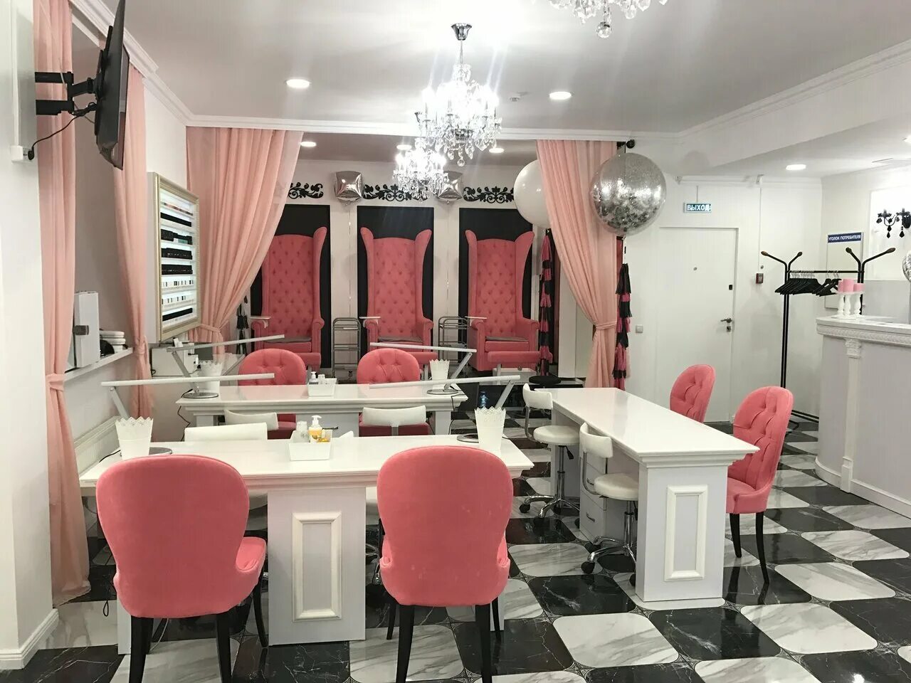 Студия маникюра лескова 10в. Интерьер салона маникюра. Студия ногти. Интерьер маникюрного салона. Интерьер салона педикюра.