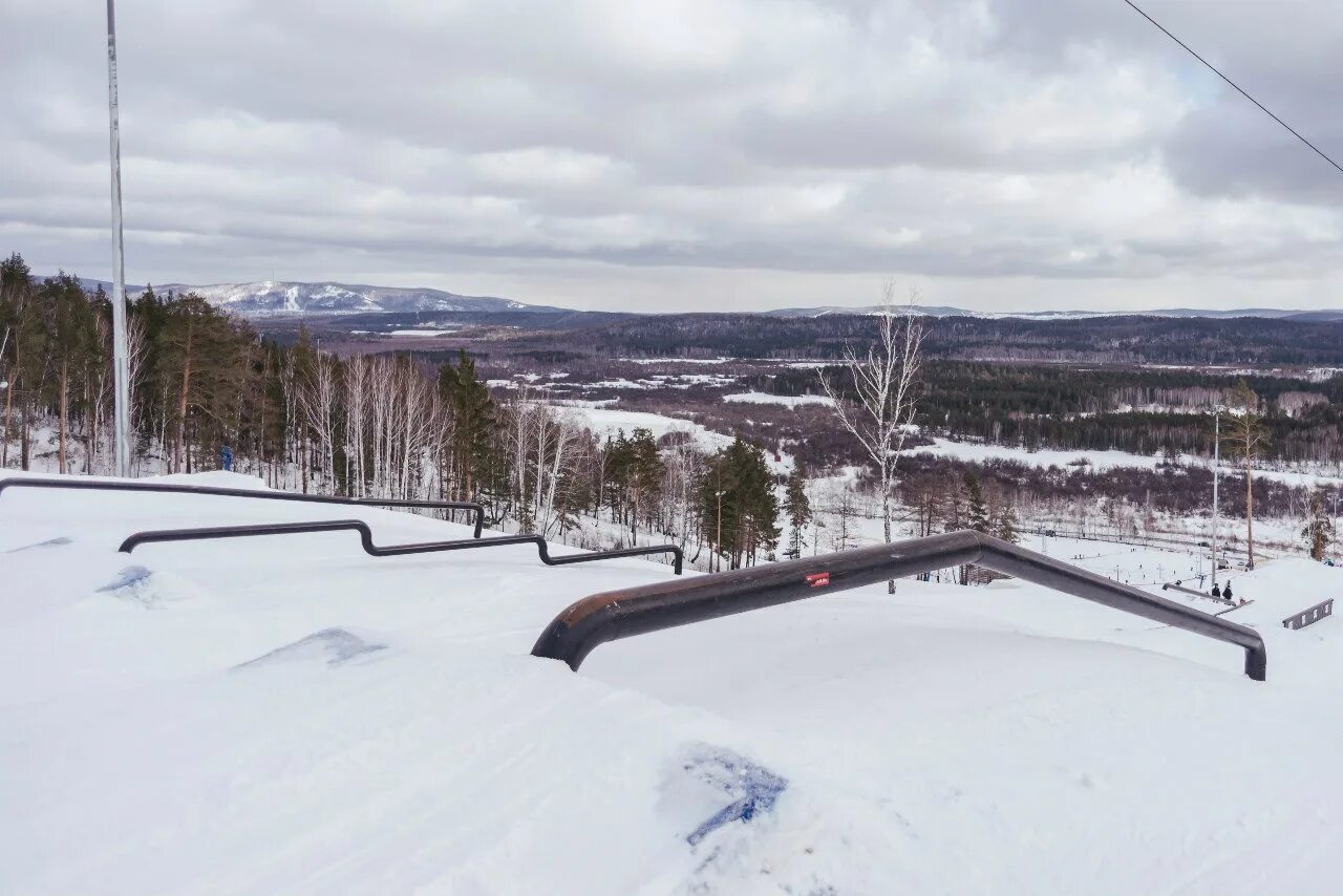 Солнечная долина горнолыжный курорт летом. Солнечная долина горнолыжный курорт. Солнечная долина трасса тургояк. Солнечная долина подъемник. Солнечная долина кресельный подъемник.