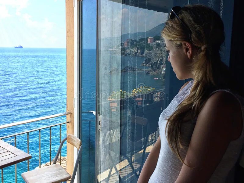 Закрыл девушку на балконе. Люди вечером стоят на балконе фото. Девушка на балконе смотрит на город. Девушка спрыгнула с балкона. Российский балкон.