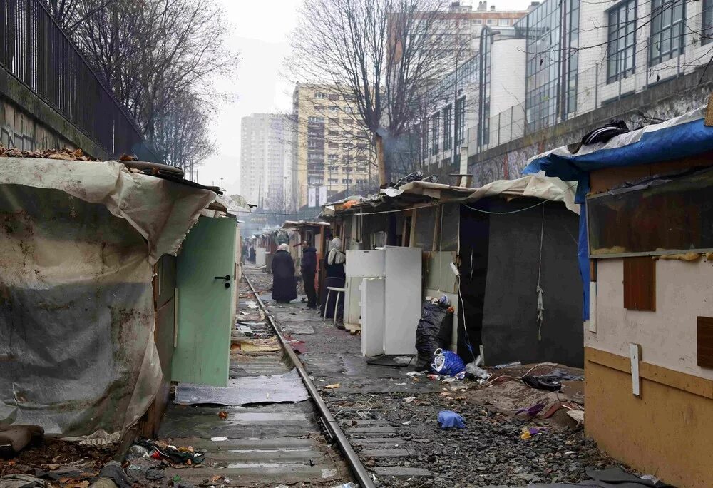 Окраины парижа гетто. Трущобы-де-клиньянкур париж. Окраины парижа гетто. Нищая франция. Окраины парижа трущобы.