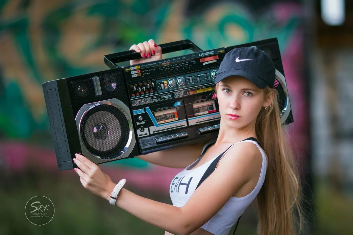 песня магнитофон. бумбокс магнитофон 90х. человек с магнитофоном. фотосессия с магнитофоном. девушка с кассетным магнитофоном.