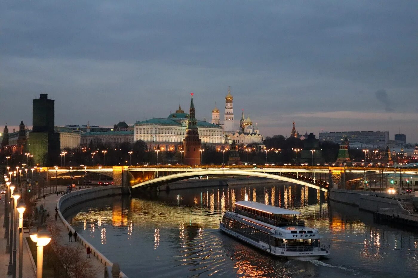 Когда будет вечер в москве. Москва река в Москве. Meganom Москва река. Вечерняя Москва река. Москва река вечером.