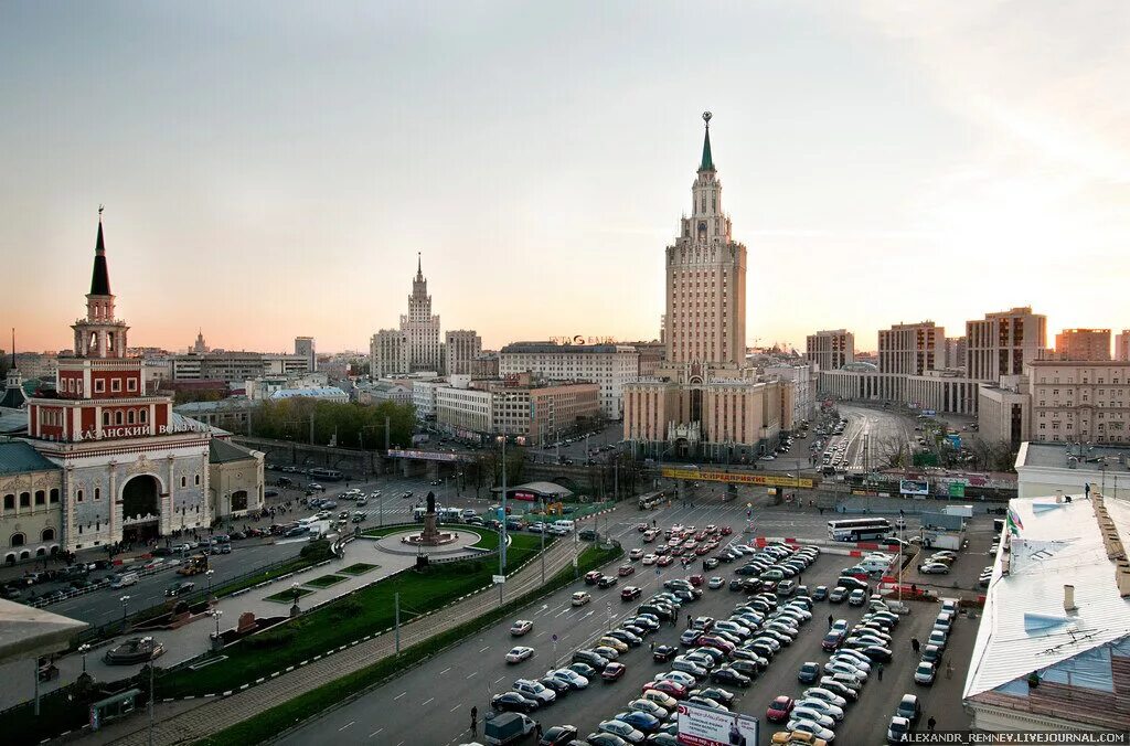 Московские 3 вокзала. Москва три вокзала Комсомольская площадь. Три вокзала Казанский Ленинградский Ярославский. Гостиница Ленинградская сталинская высотка. Каланчевская площадь трех вокзалов.