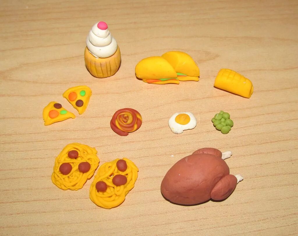 Лепить из пластилина еду для кукол Барби. Еда для Барби из воздушного пластилина. Еда из пластилина для кукол Барби. Еда для Барби из легкого пластилина.