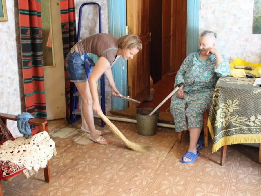 Хотели помочь бабушке. Убираться в доме пожилым людям. Бабушка убирается. Уборка у бабушки. Уборка у пожилых.