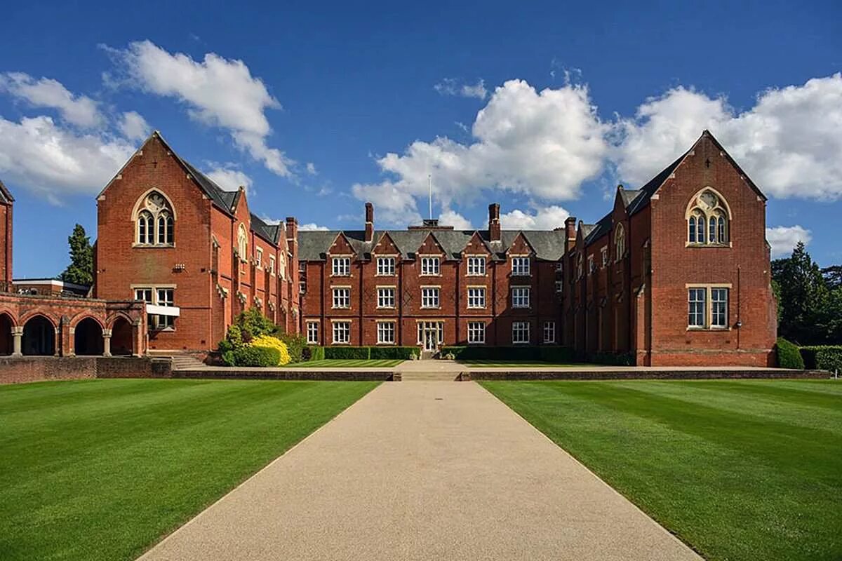 Гимназии в великобритании. Частная школа пансион в британии. Wetherby school великобритания. Школа пансион в англии. Stonar school школа великобритании.