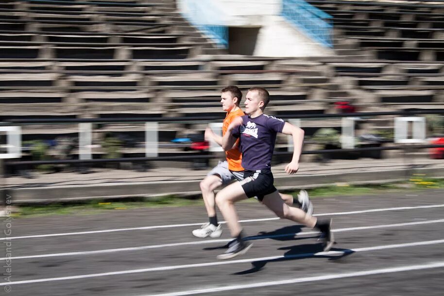 За сколько пробежать 30 метров. Бег на дистанцию 30 метров. Бег с максимальной скоростью на 30-60 метров. Легкая атлетика бег 30 метров. Бег на 30 60 100 метров.