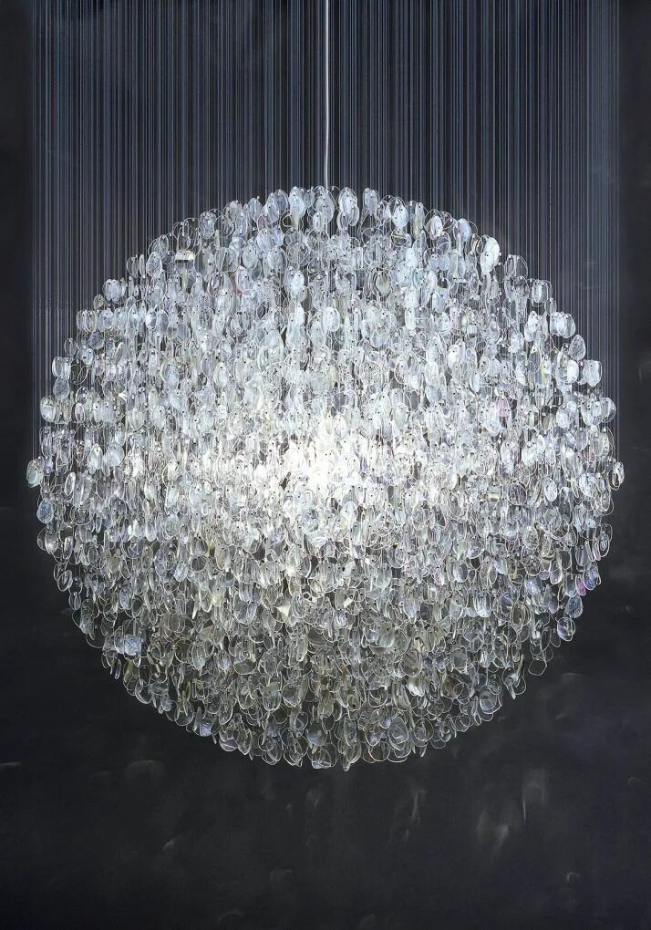 Трясется люстра. Люстра stuart haygarth. люстра своими руками. люстра из стеклянных бусин. светильники из хрусталя.