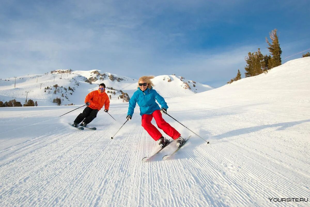 Катание на горнолыжных лыжах. Катание на лыжах. Горные лыжи. Катание на горных лыжах. Езда на лыжах.