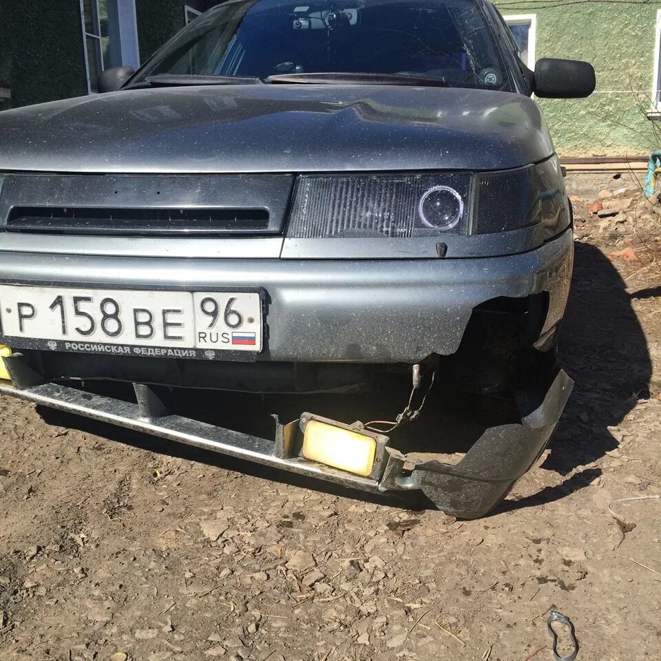 Разбитый задний бампер ваз 2112. Поврежденный бампер. Лансер 10 разбитый бампер. Сломан бампер у автомобиля. Разбил бампер.