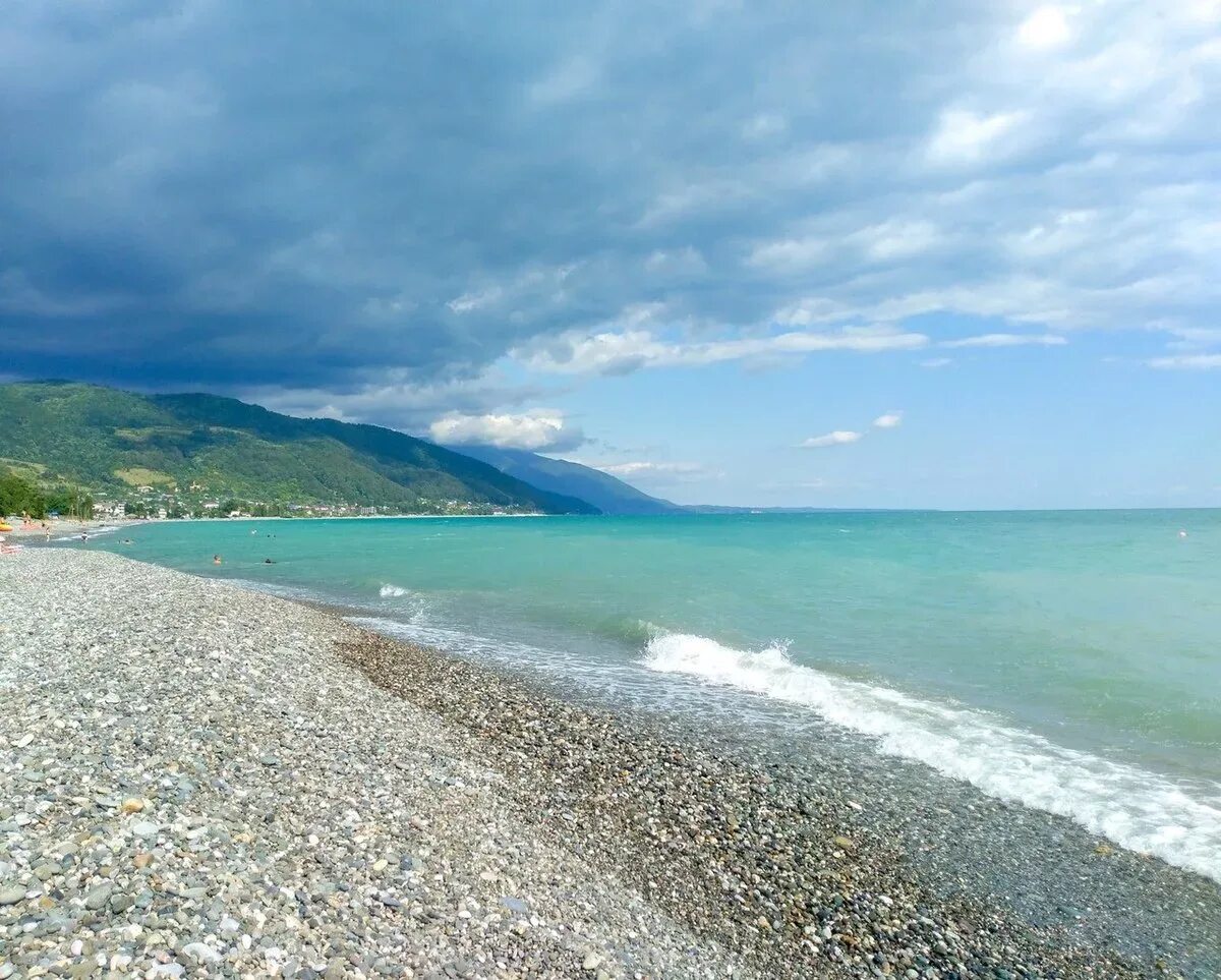 Какое море в абхазии. Гагра море. абхазия гагры море пляж. пляж гагра абхазия 2025. курорты абхазии на море гагры.
