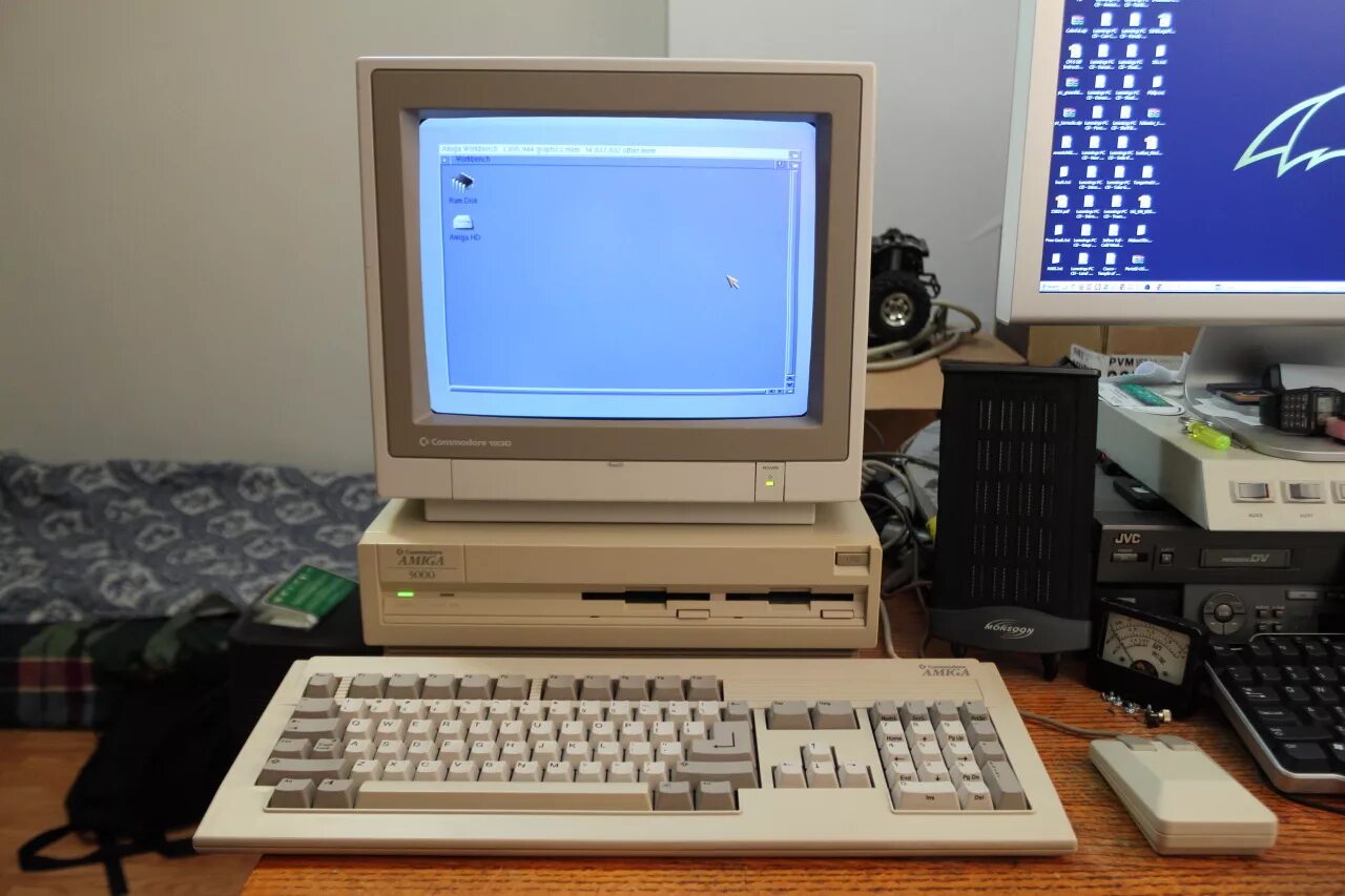 Компьютер начал. Amiga 3000. Компьютер 2000. Комп из 2000. Компьютер 1990.