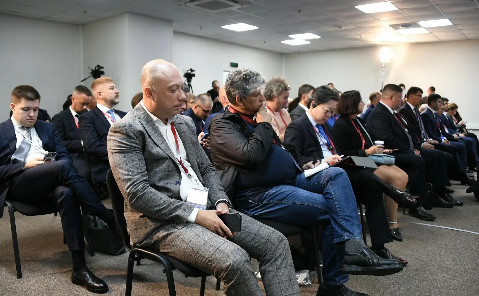 Совещание директоров. Одес байсултанов заместитель министра спорта. Корпорация развития донбасса. Кавказ деловые отношения. Корпорация развития северного кавказа харин.