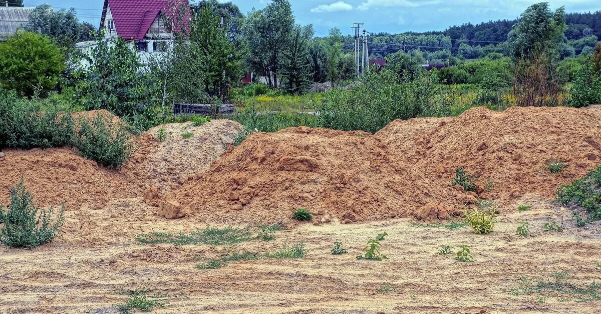 Куда деть глину. Куча глины на участке. Глина на участке. Глина на участке после копки. Серая глина на участке.