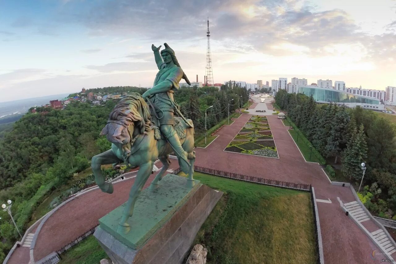 В каком году памятник. Салават юлаев памятник в уфе. памятник салавату юлаеву. салават юлаев памятник башкирии. салават юлаев памятник уйа.