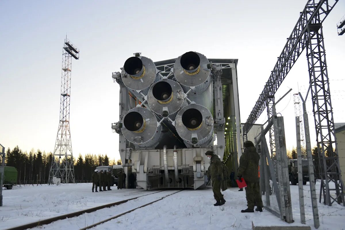 Космодром Плесецк Ангара. Космодром Плесецк стартовый комплекс Ангара. Ангара-а5 ракета-носитель Плесецк. Ракета-носитель Ангара-а5 с разгонным блоком Персей.