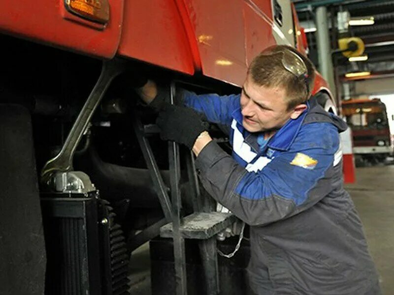 Колледж по ремонту автомобилей. Механик грузовых авто. Слесарь. Техническое обслуживание грузовых автомобилей. Слесарь ремонтник автомобилей.