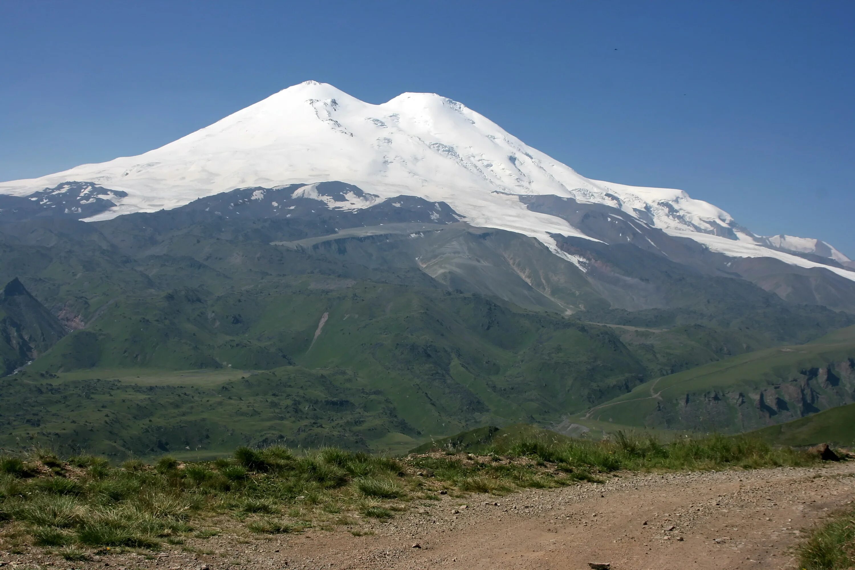Какие горы на кавказе названия. Гора Эльбрус. Гора Эльбрус Кабардино-Балкария. Горы Кавказа Эльбрус. Северный Кавказ Эльбрус.