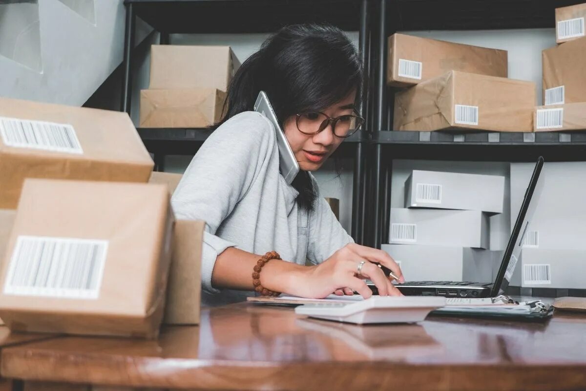 Self employee. Бизнесвумен в очках. картинки на рабочий стол карьера. self employed. self-employment or working for a company.