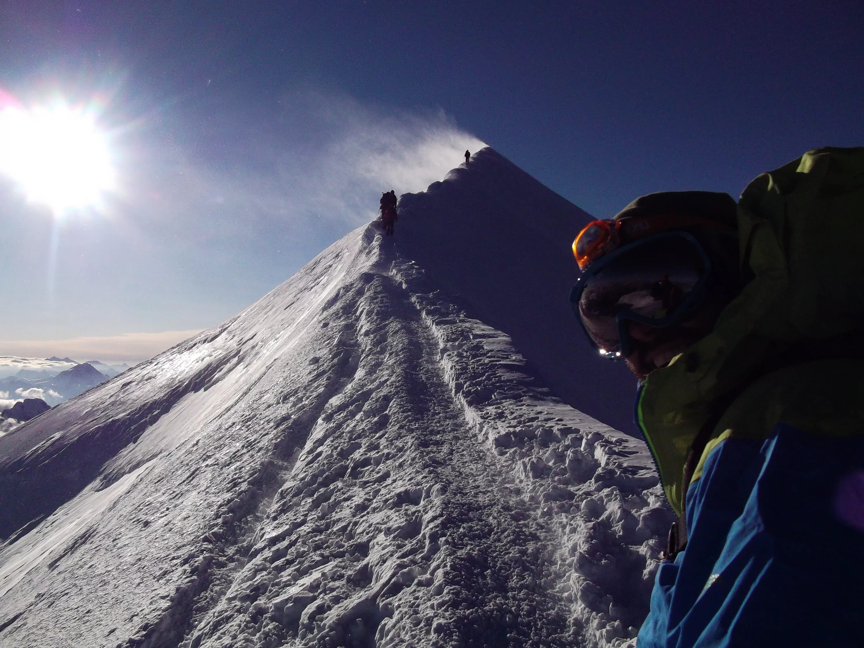 Как попасть на вершину горы. Альпинист восхождение mont blanc. восхождение на вершину горы. покорение горы. вид с вершины горы.