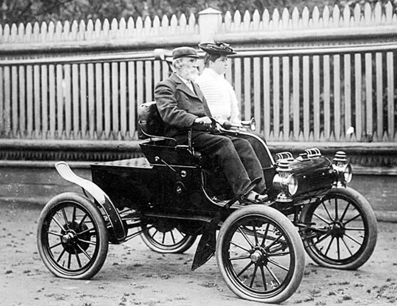 Первый автомобиль в москве. Олдсмобиль 1907. Дукс автомобиль. Автомобиль 1894 года.