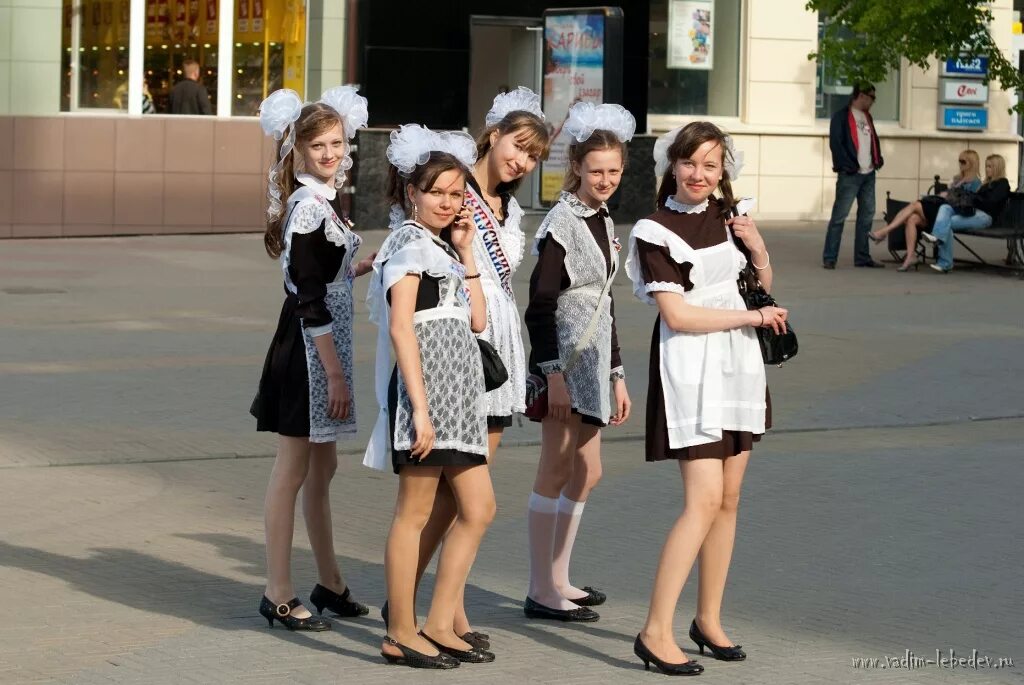 Школьная форма на линейку. Фотосессия в школьной форме. Девочки на линейке в ШК. Выпускницы в школьной форме.