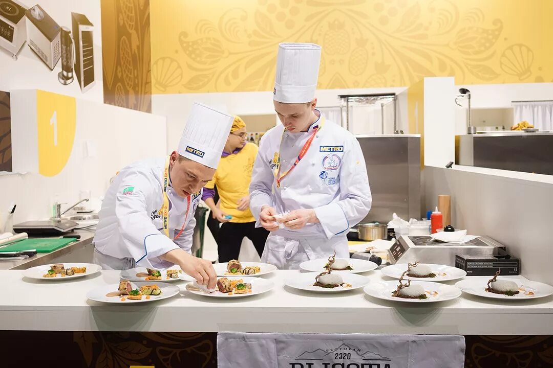 Повар в отеле. Конкурс шеф поваров. Красивая девушка повар. Повар в ресторане. Повар с блюдом.