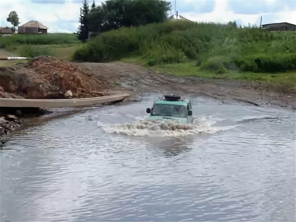 Джип в болоте. Броды видео. Урал вброд под водой. Броды видео. Уазик какой брод.