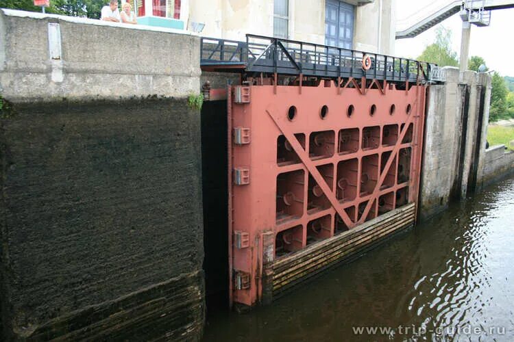 Шлюзы 7 и 8 канала имени москвы. Ворота шлюза. Шлюз гидротехническое сооружение. Ворота шлюзового типа. Ворота шлюза.
