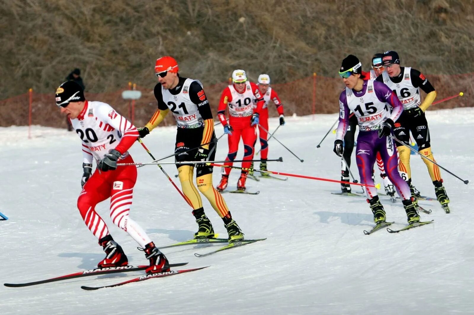 Лыжное двоеборье виды. Лыжное двоеборье. Лыжное двоеборье (Северная комбинация). Двоеборье лыжные гонки. Что такое лыжное двоеборье в спорте.