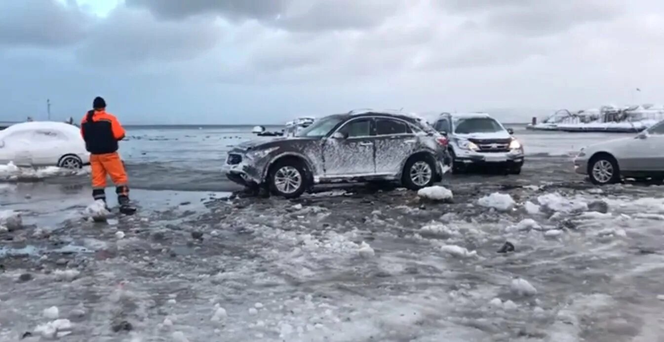 Машину смыло водой. В море смыло автомобили. К заливу на машине. Джип смыло водой. Вымытый морем дом Камчатка.