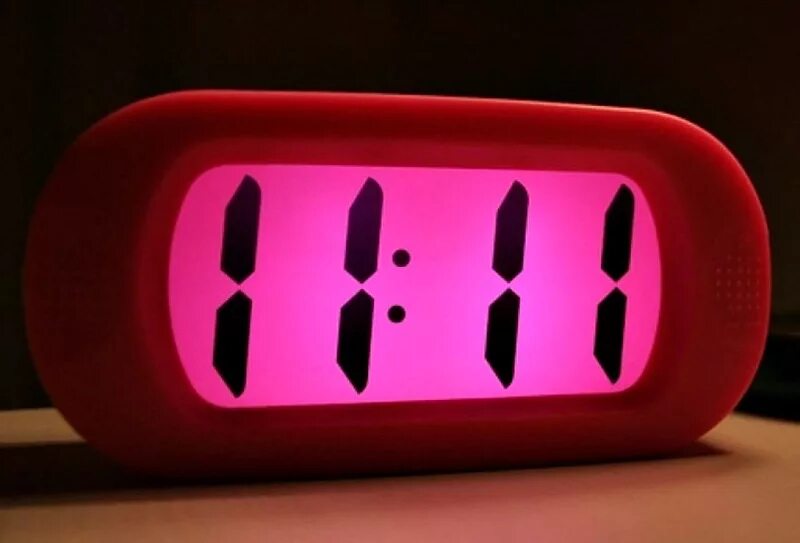 11 11 на часах это. Одинаковые цифры на электронных часах. 11:11 На будильнике. Электронные часы числа. Магические цифры на часах.