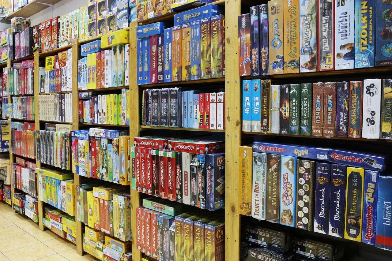 Витрина магазина настольных игр. Магазин настолок. Интерьер магазина настольных игр. Магазин настольных игр. Сайты магазинов настольных игр.