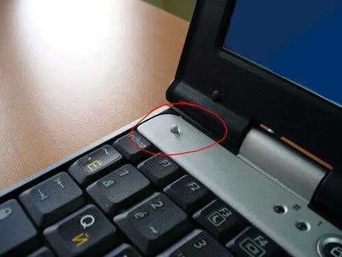 Поменяться ноутбуками. Погас экран ноутбука. Выключился экран на ноутбуке. Флешка в ноутбуке экрана. Прокладка для ноутбука между экраном и клавиатурой.