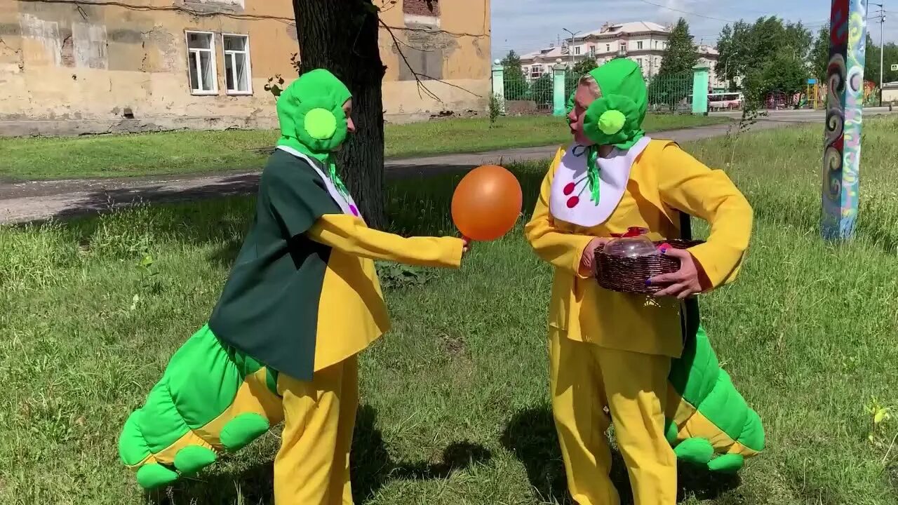 Костюм гусеницы из лунтика. Костюмы вупсень и пупсень. Костюм вупсеня. Вупсень и пупсень. Вупсень и пупсень косплей.