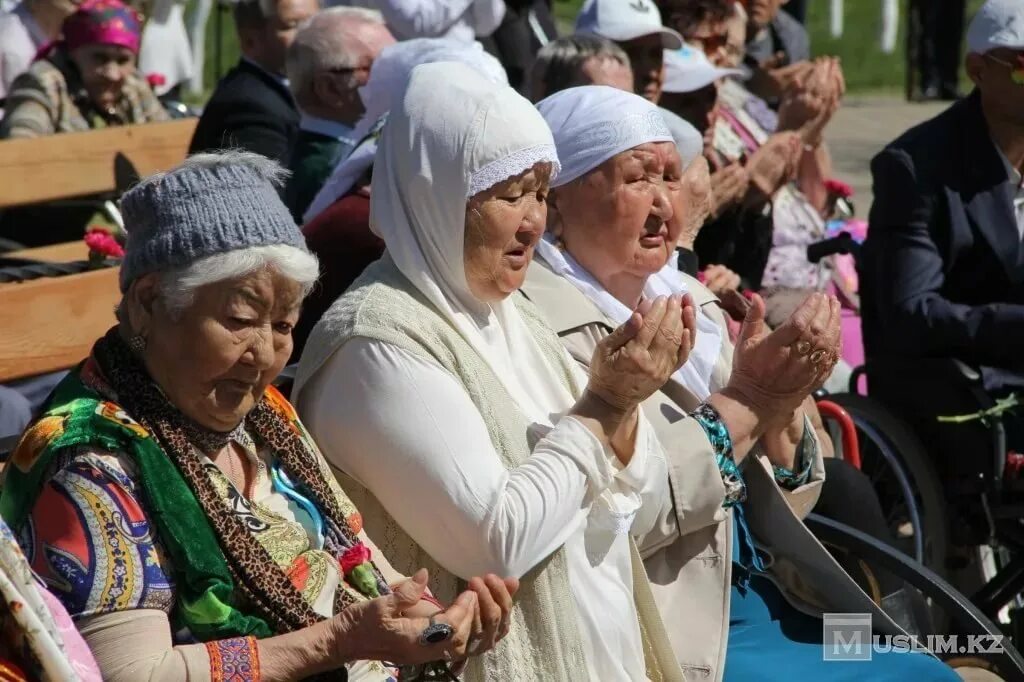 Қарттар күніне тақпақ. Казахский дедушка. Қарттар күніне тақпақ. Қарттар күніне тақпақ. 0арты бар ел 0азыналы ел.