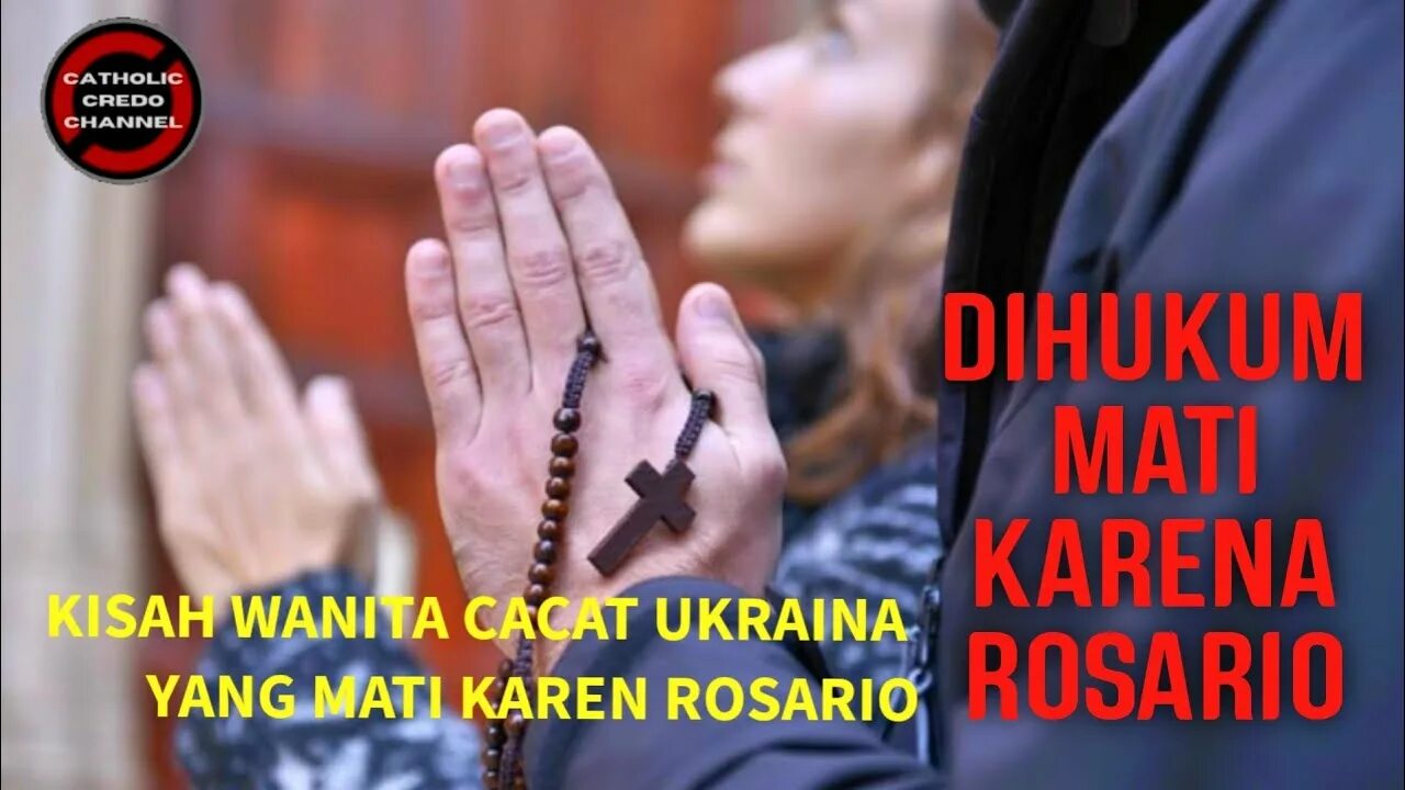 Парень молится. Человек молится в храме. Человек с библией в руках. Прощение. Мужчина молится.
