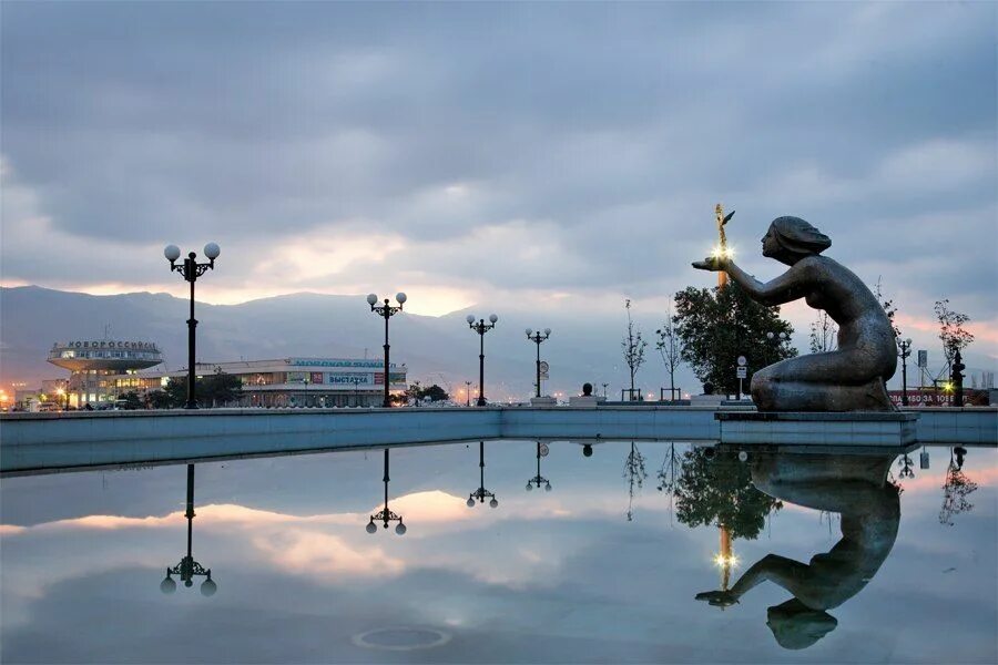 Погулять новороссийске. Новороссийск / Novorossiysk. Памятник-фонтан «дарующая воду» Новороссийск. Город герой Новороссийск набережная. Современный Новороссийск.