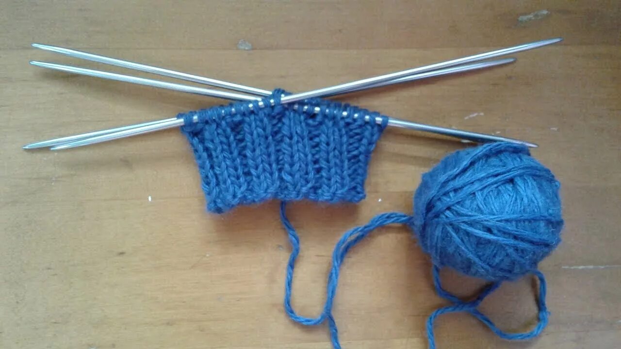 Резинка 2 лицевые 1 изнаночная. Фабричный набор петель для резинки 1х1. Резинка 2 2 по кругу. Резинка 2 2 по кругу. Закрытие горловины иглой резинка 2х2.