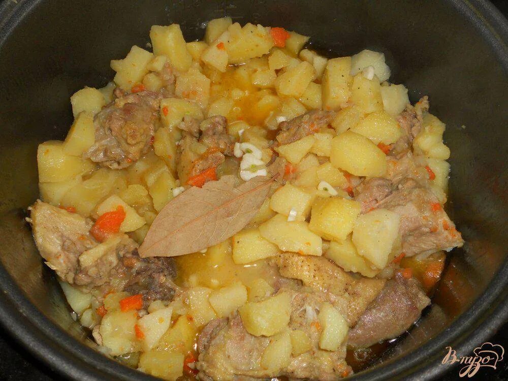 Тушёная картошка со свининой. Картошка тушеная с уткой рецепт. Картошка тушеная с уткой рецепт. Утка тушеная с картошкой. Утка тушеная с капустой.